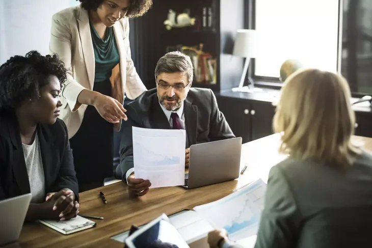 Layanan Corporate Lawyer di Surabaya untuk Kebutuhan Bisnis Modern